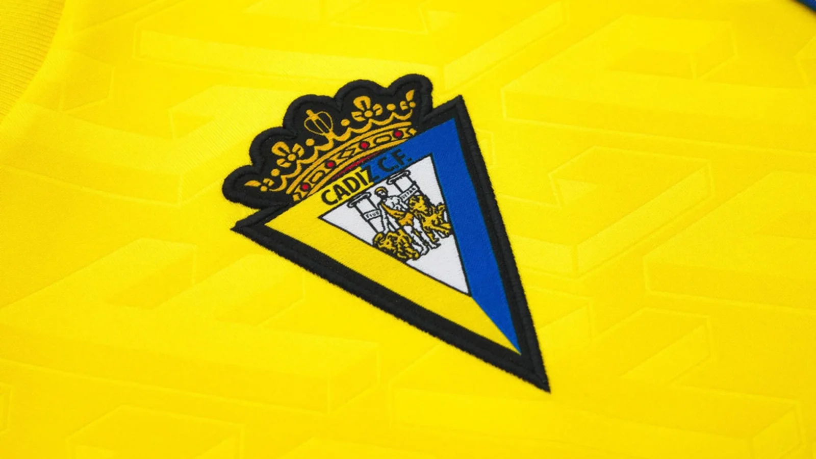 El Cádiz CF presenta sus camisetas 2025-2026 con un homenaje a los fenicios