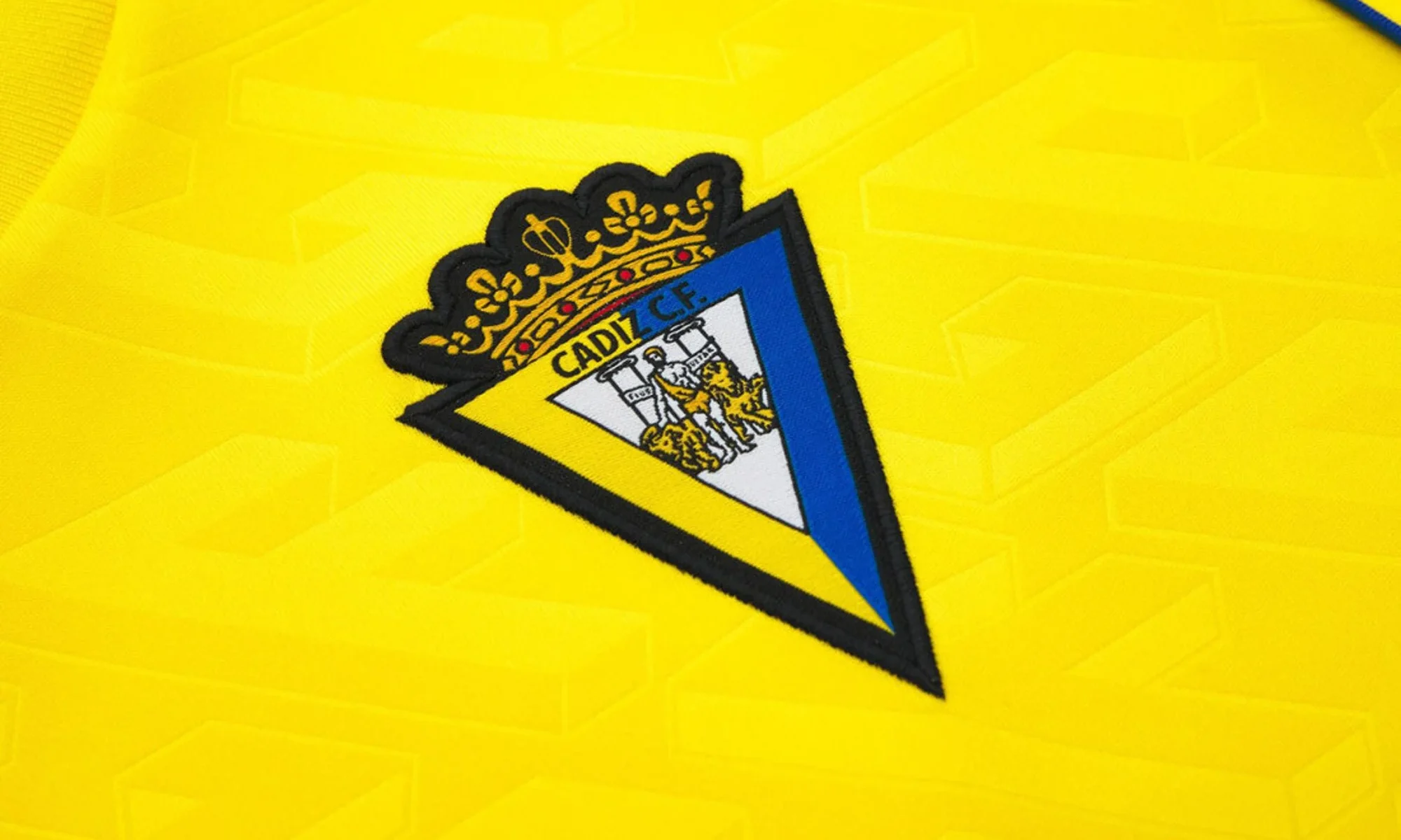 El Cádiz CF presenta sus camisetas 2025-2026 con un homenaje a los fenicios