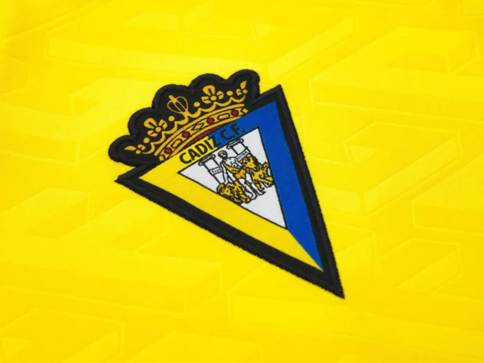 El Cádiz CF presenta sus camisetas 2025-2026 con un homenaje a los fenicios