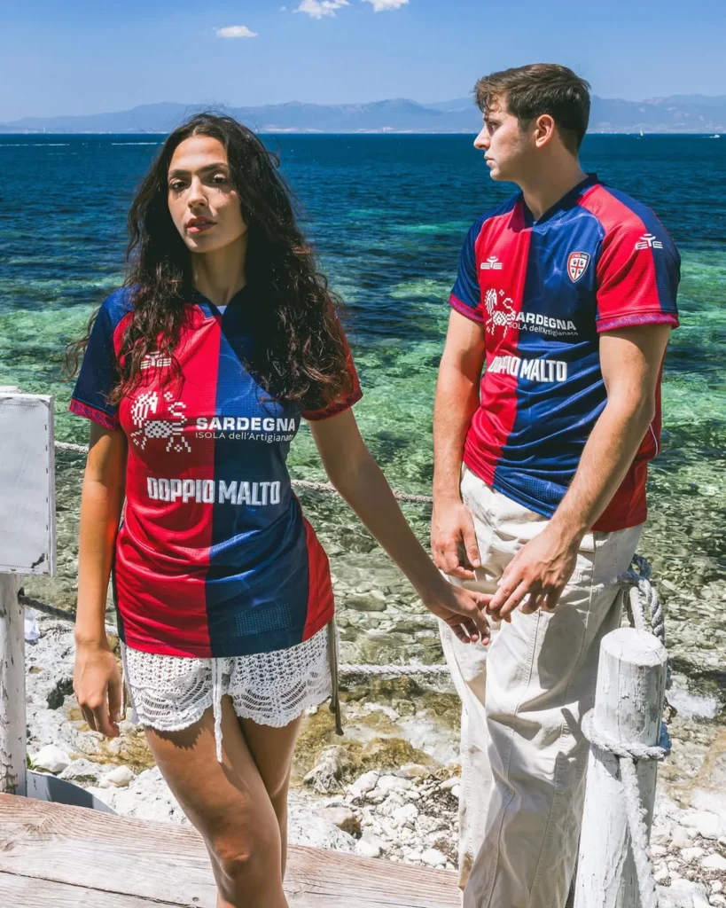 Cagliari presenta sus camisetas 2025-2026, inspiradas en Cerdeña