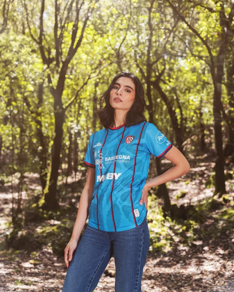 Cagliari presenta sus camisetas 2025-2026, inspiradas en Cerdeña