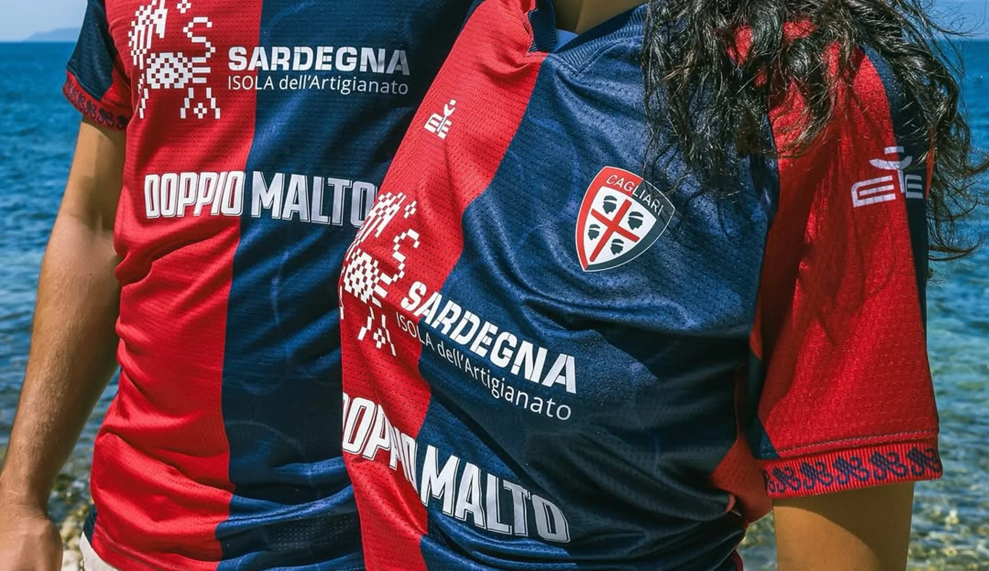 Cagliari presenta sus camisetas 2025-2026, inspiradas en Cerdeña