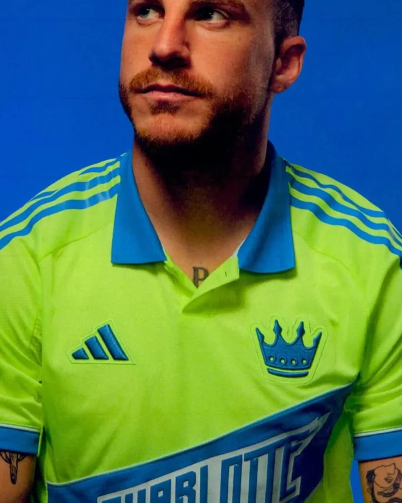 Charlotte FC presenta su tercera camiseta 2025-2026, la Heritage Kit en verde lima y azul