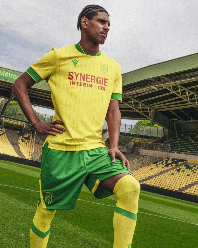 FC Nantes 2025-2026: las camisetas de Macron, con rayas verdes dinámicas y el plano de la ciudad