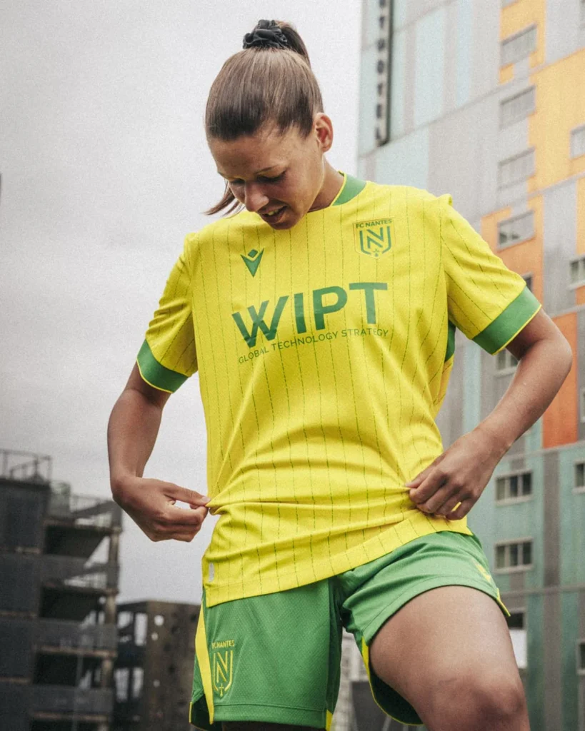 FC Nantes 2025-2026: las camisetas de Macron, con rayas verdes dinámicas y el plano de la ciudad