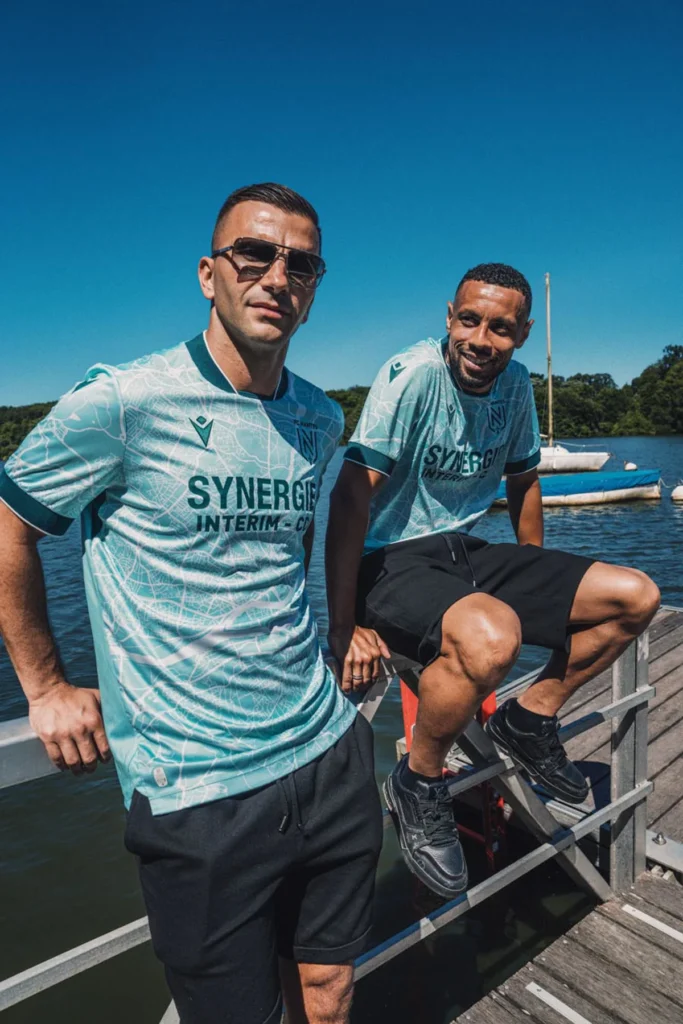 FC Nantes 2025-2026: las camisetas de Macron, con rayas verdes dinámicas y el plano de la ciudad