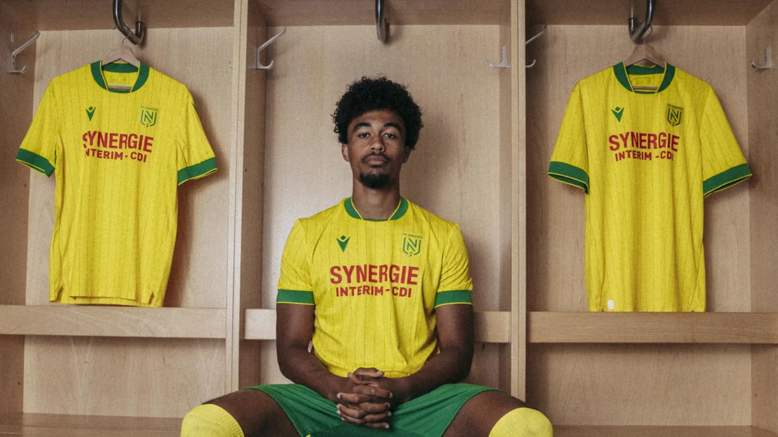 FC Nantes 2025-2026: las camisetas de Macron, con rayas verdes dinámicas y el plano de la ciudad