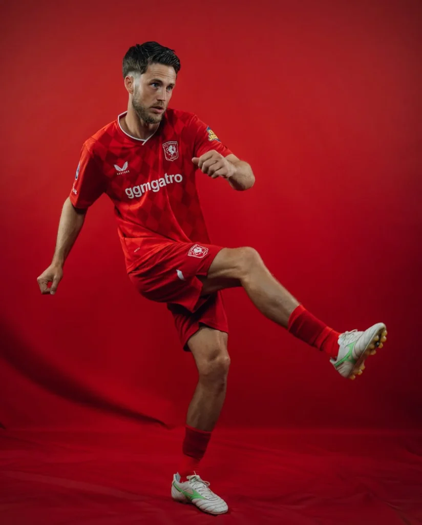 FC Twente mira al pasado: camisetas 2025-2026 inspiradas en 2010-2011 y en el estadio Diekman