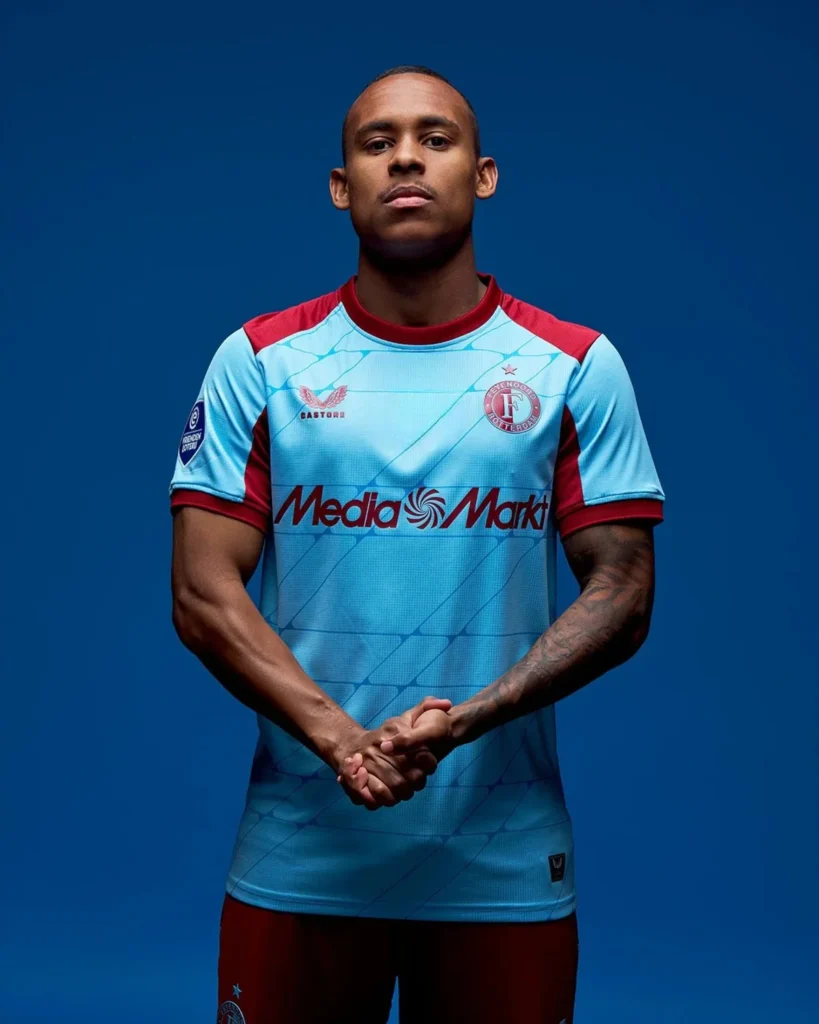 Feyenoord rinde homenaje a su primera camiseta con la tercera equipación 2025-2026