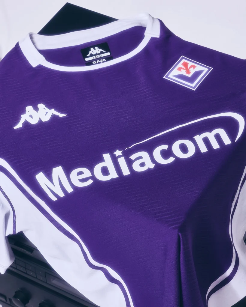 Fiorentina presenta sus camisetas 2025-2026: años 90, la basílica y el Arno