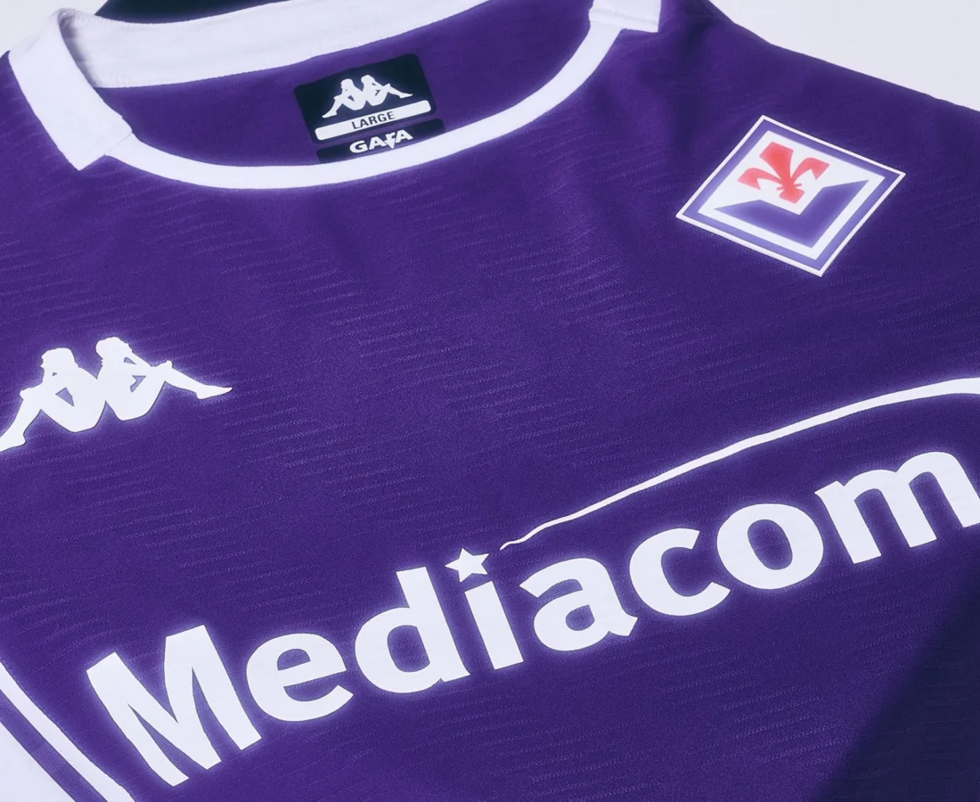 Fiorentina presenta sus camisetas 2025-2026: años 90, la basílica y el Arno