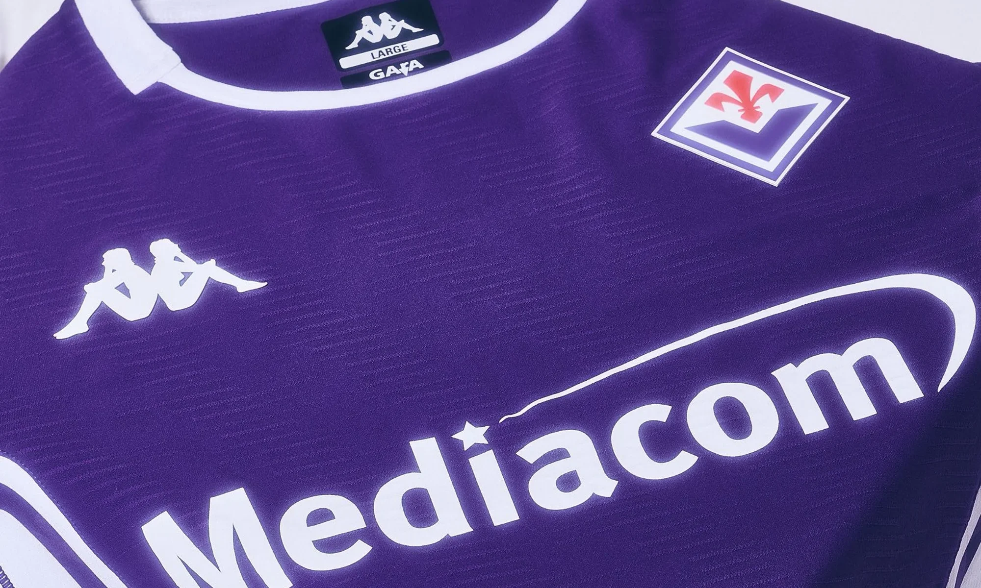 Fiorentina presenta sus camisetas 2025-2026: años 90, la basílica y el Arno
