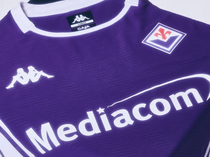 Fiorentina presenta sus camisetas 2025-2026: años 90, la basílica y el Arno