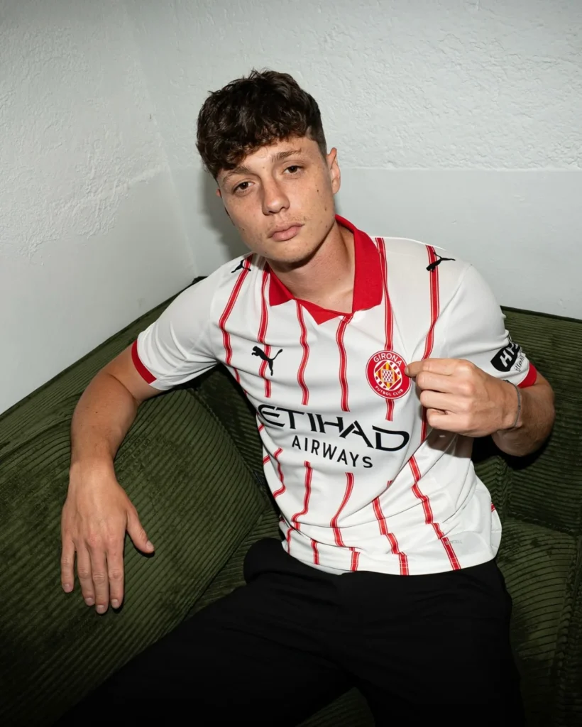 El Girona FC recupera las rayas verticales en sus camisetas 2025-2026