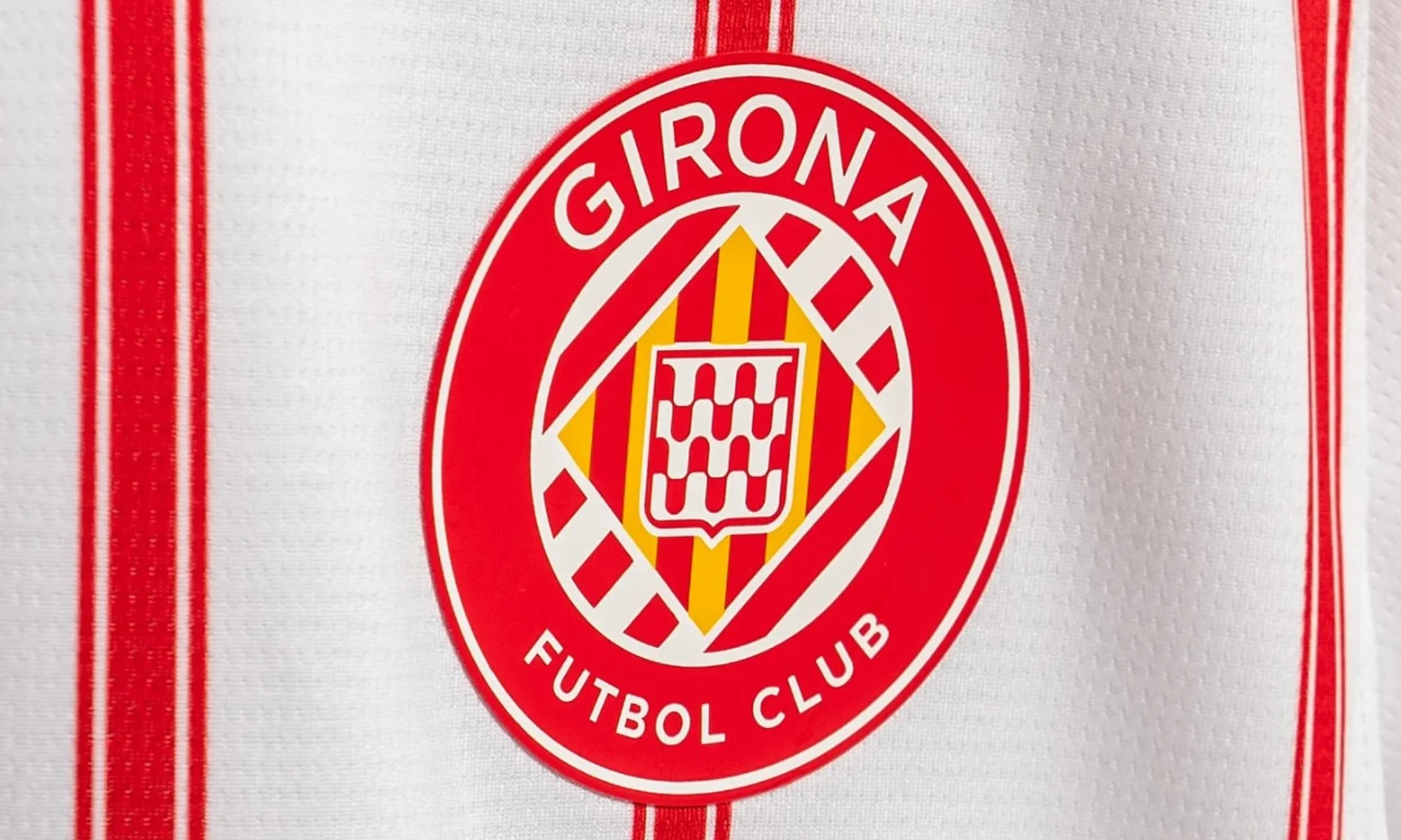 El Girona FC recupera las rayas verticales en sus camisetas 2025-2026