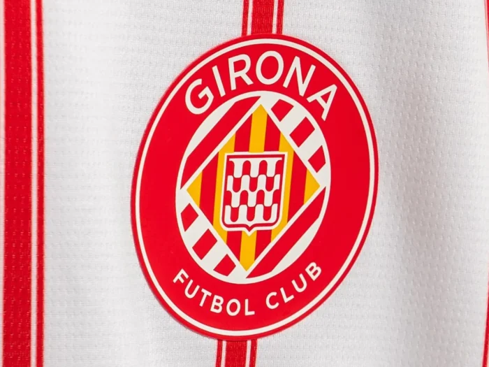 El Girona FC recupera las rayas verticales en sus camisetas 2025-2026
