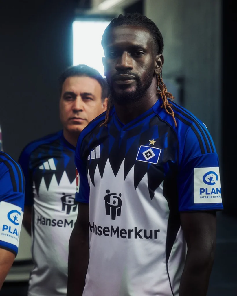 Hamburger SV presenta sus camisetas 2025-2026 inspiradas en el pasado
