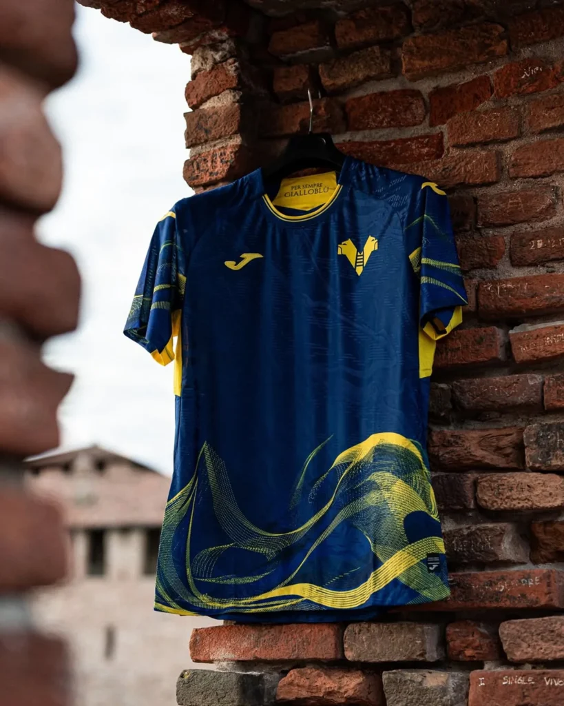 Así son las camisetas del Hellas Verona 2025-2026, obra de Joma