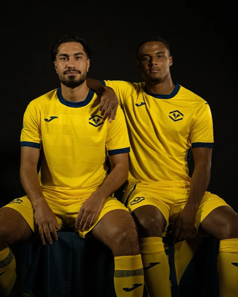 Así son las camisetas del Hellas Verona 2025-2026, obra de Joma
