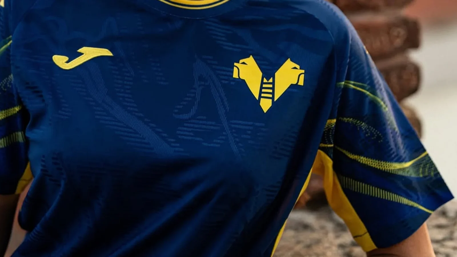 Así son las camisetas del Hellas Verona 2025-2026, obra de Joma
