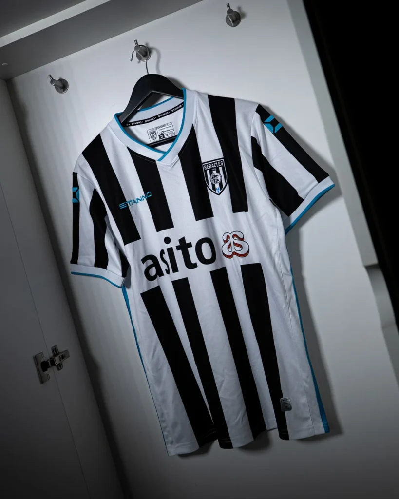 Heracles Almelo estrena camisetas 2025-2026 de la mano de Stanno