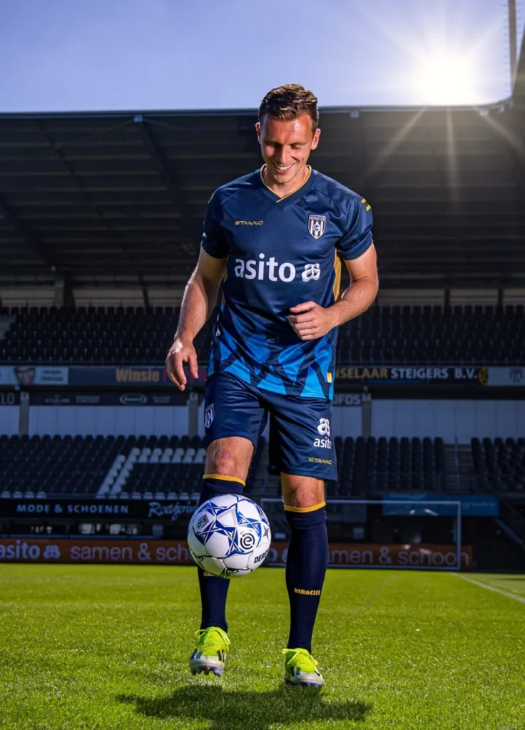 Heracles Almelo estrena camisetas 2025-2026 de la mano de Stanno