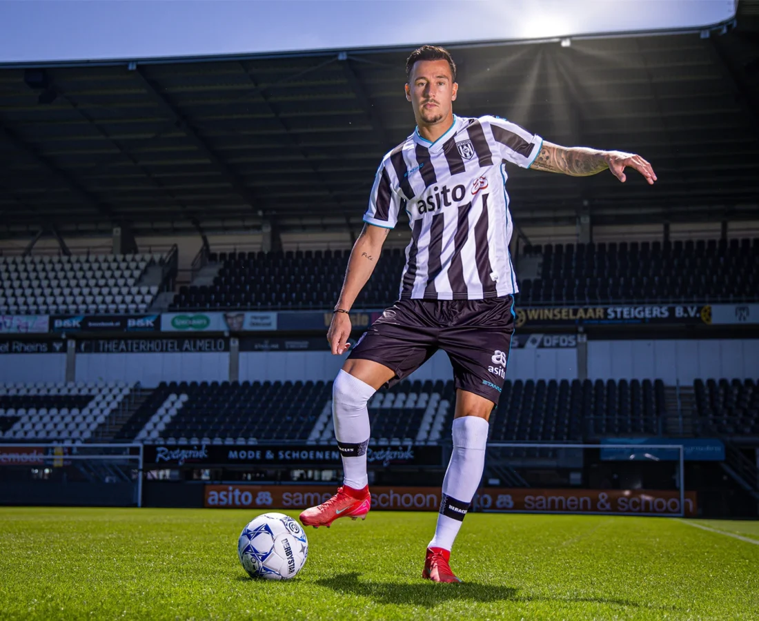 Heracles Almelo estrena camisetas 2025-2026 de la mano de Stanno