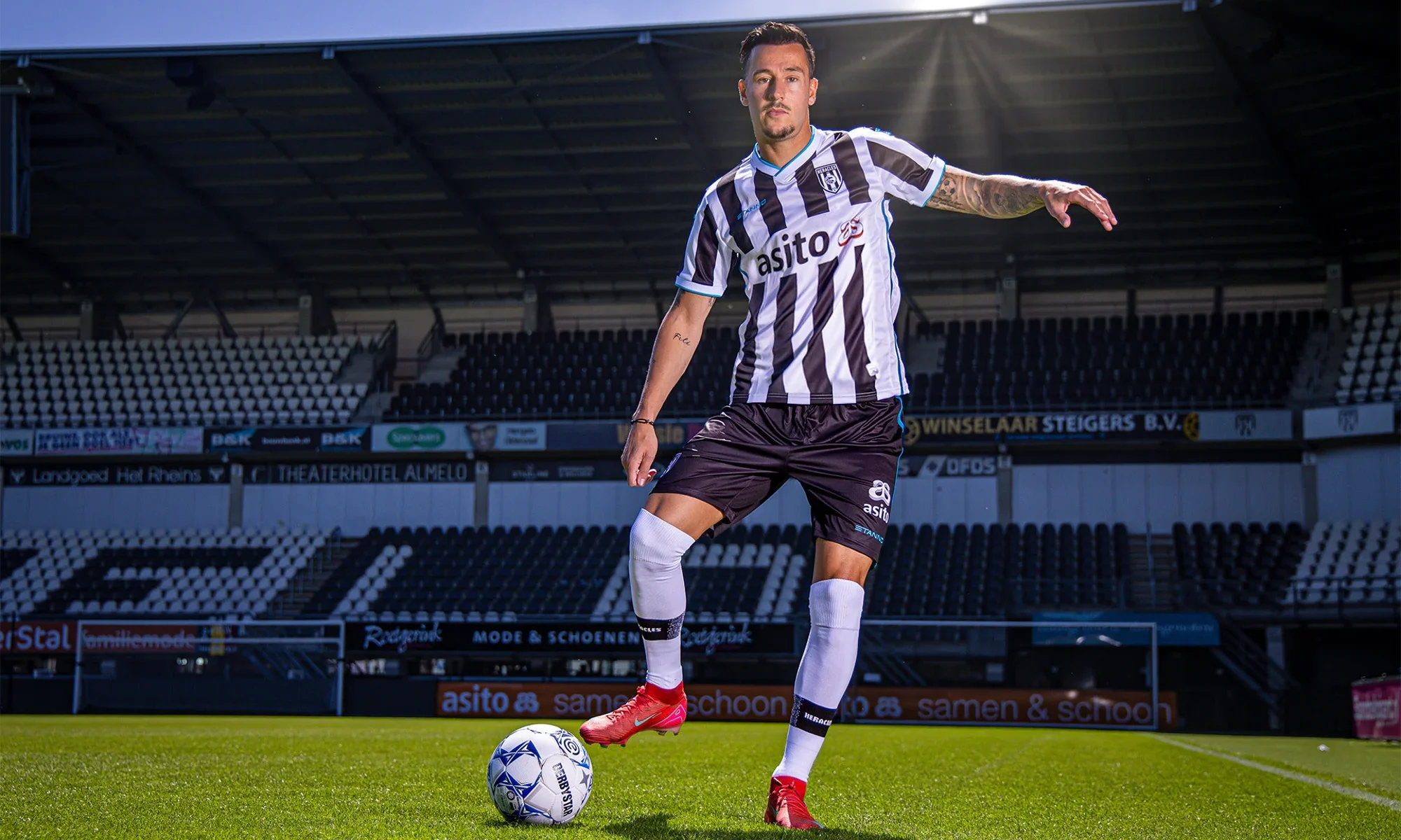 Heracles Almelo estrena camisetas 2025-2026 de la mano de Stanno
