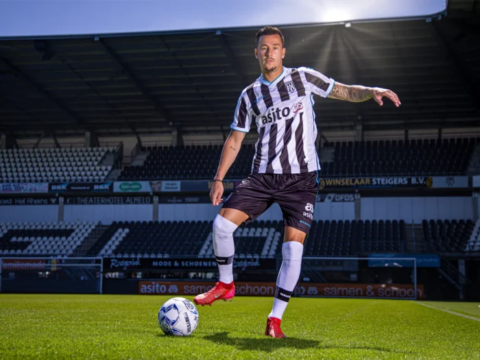 Heracles Almelo estrena camisetas 2025-2026 de la mano de Stanno