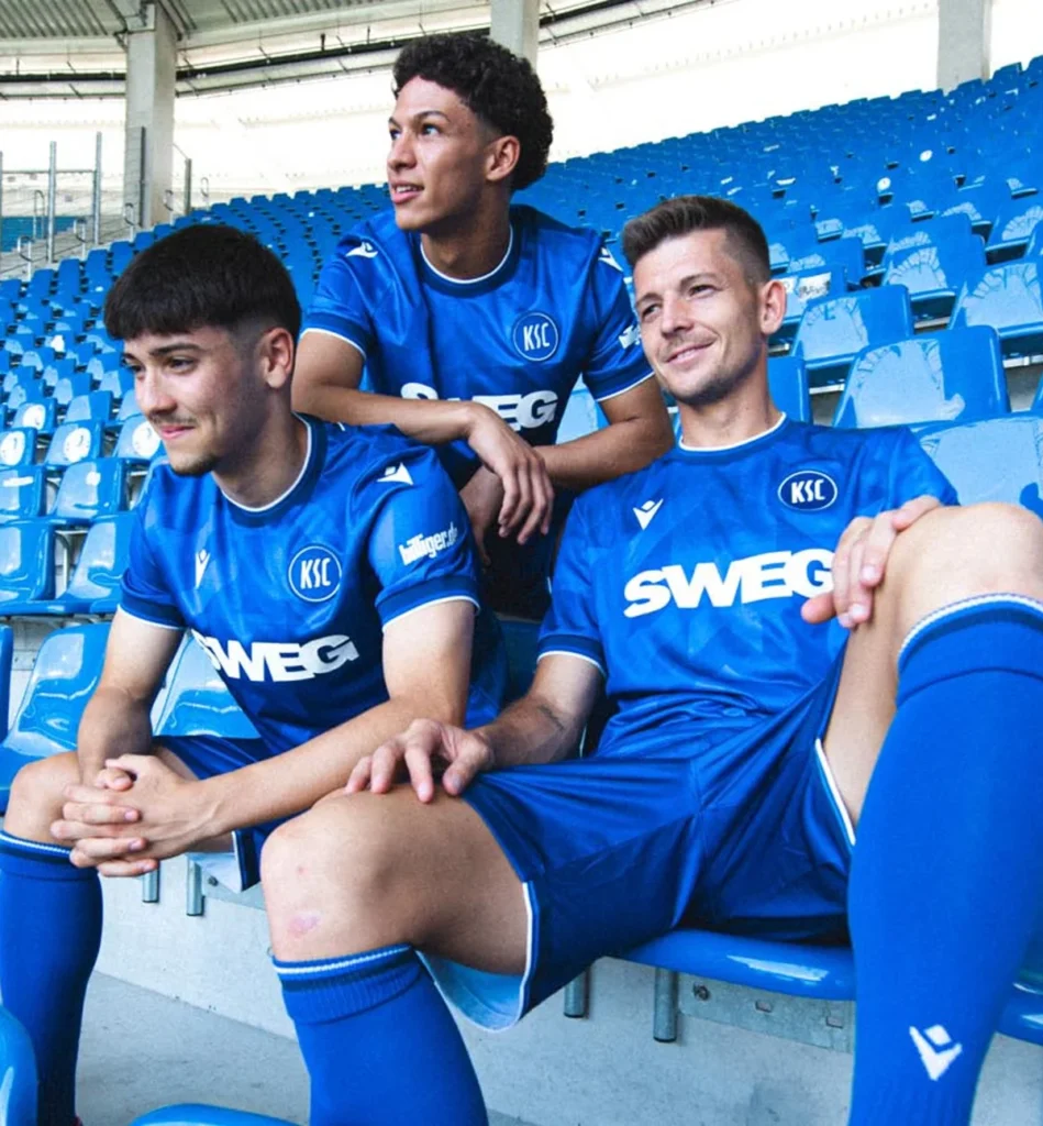 Karlsruher SC presenta su camiseta 2025-2026: azul real y un homenaje a la pirámide de la ciudad