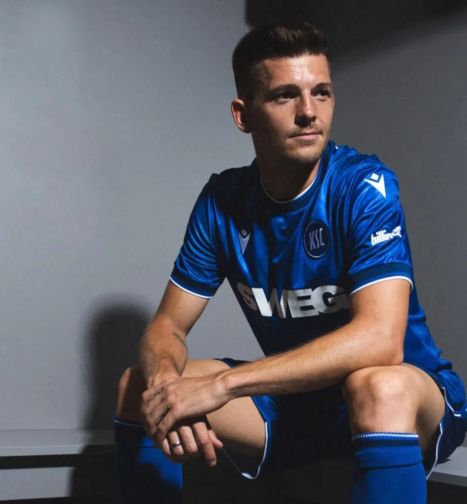 Karlsruher SC presenta su camiseta 2025-2026: azul real y un homenaje a la pirámide de la ciudad