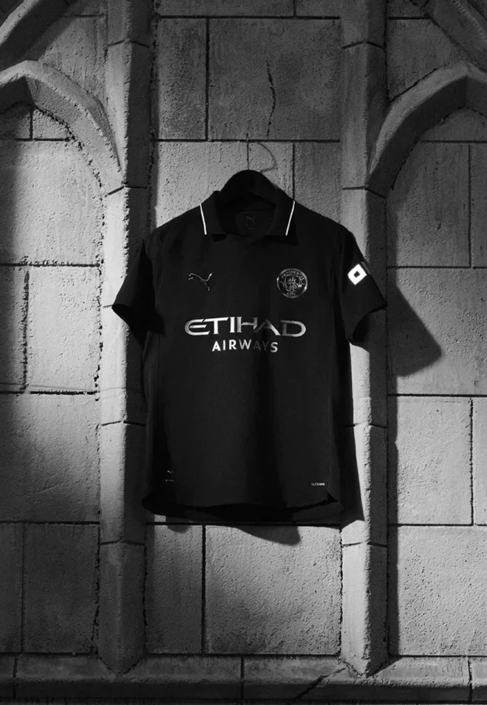 Manchester City vuelve al negro: la segunda camiseta 2025-2026 se inspira en la primera de su historia