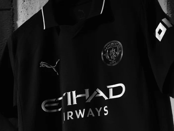 Manchester City vuelve al negro: la segunda camiseta 2025-2026 se inspira en la primera de su historia