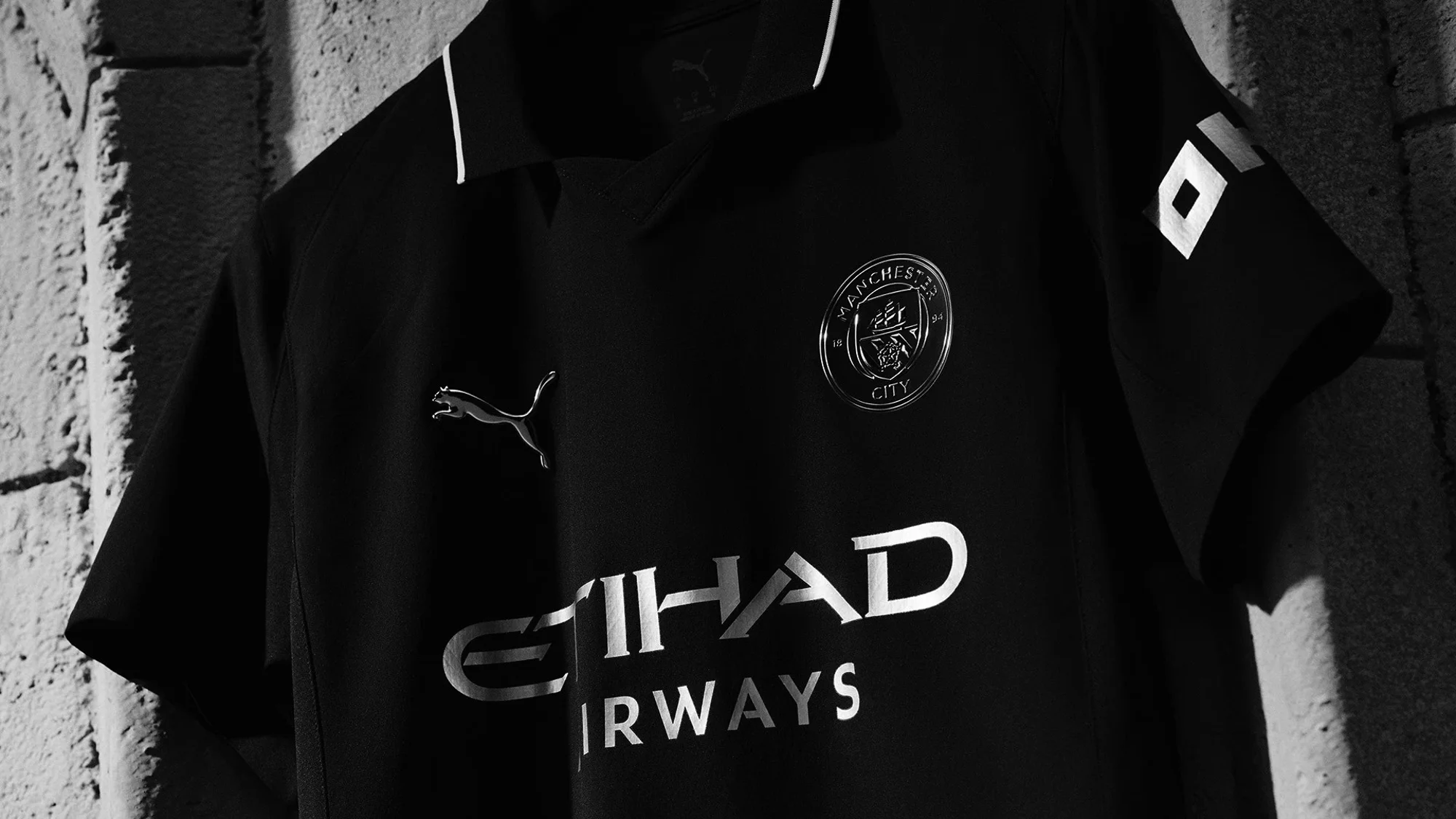 Manchester City vuelve al negro: la segunda camiseta 2025-2026 se inspira en la primera de su historia
