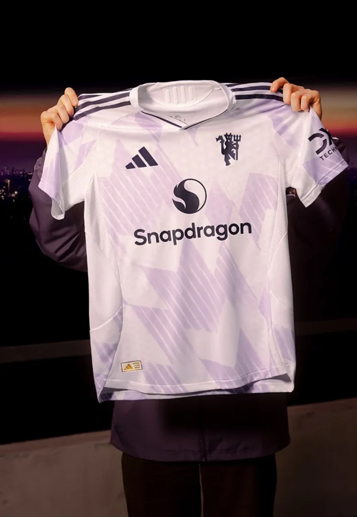Segunda camiseta del Manchester United 2025-2026: ¡vuelven los copos de nieve!