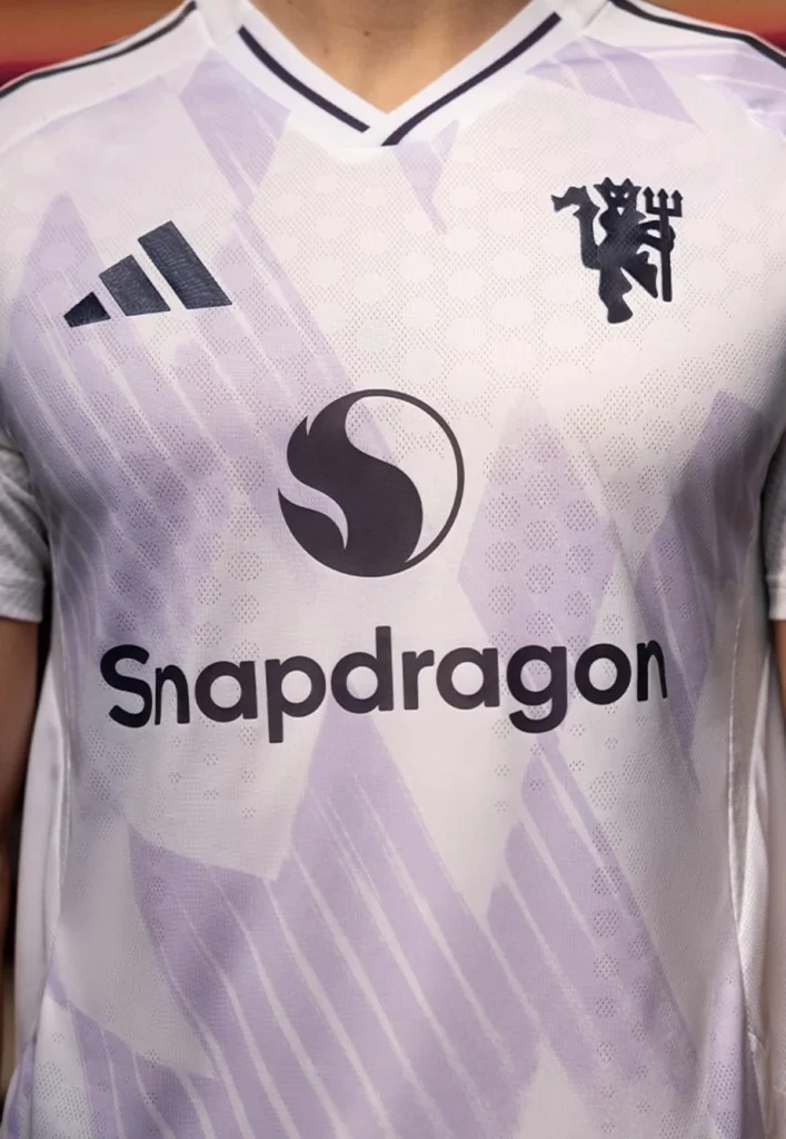 Segunda camiseta del Manchester United 2025-2026: ¡vuelven los copos de nieve!