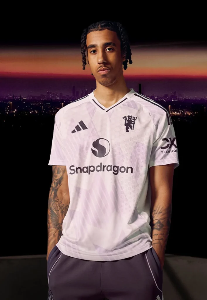 Segunda camiseta del Manchester United 2025-2026: ¡vuelven los copos de nieve!