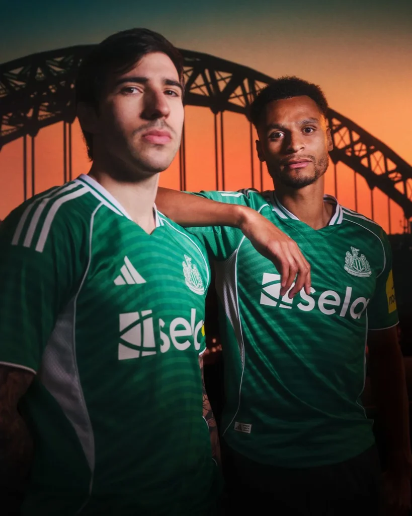 Newcastle United presenta su segunda camiseta 2025-2026, inspirada en el Tyne Bridge