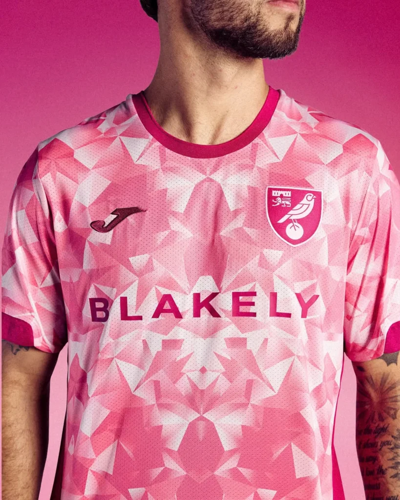 Joma presenta las camisetas del Norwich City 2025-2026: homenaje a los noventa y un diseño caleidoscópico