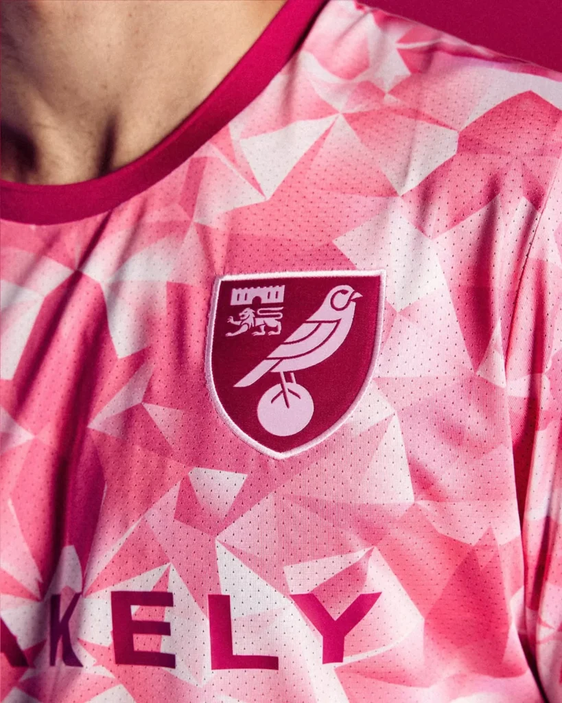 Joma presenta las camisetas del Norwich City 2025-2026: homenaje a los noventa y un diseño caleidoscópico