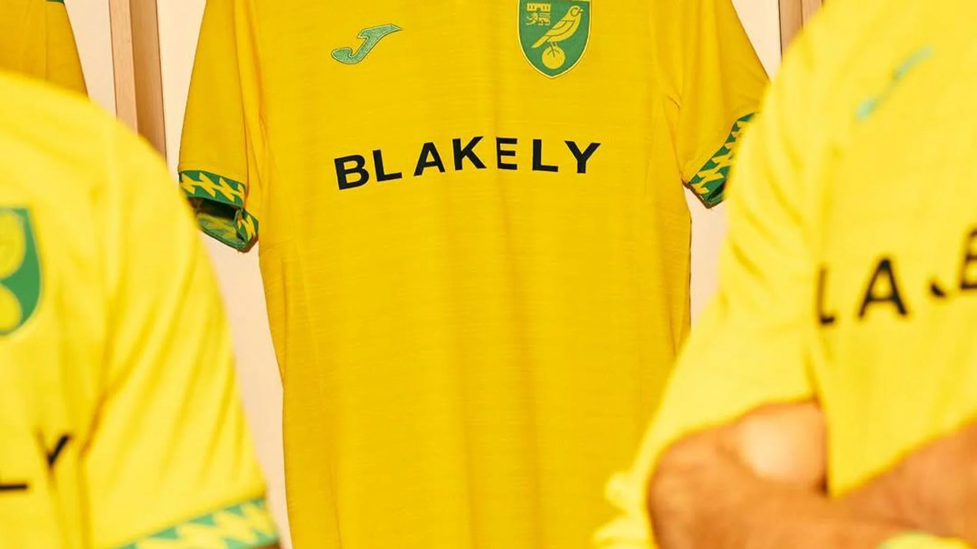 Joma presenta las camisetas del Norwich City 2025-2026: homenaje a los noventa y un diseño caleidoscópico