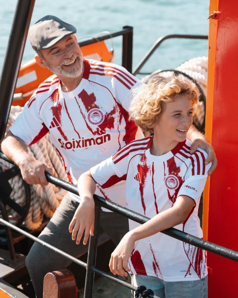 Camisetas del Olympiacos 2025-2026: elegantes diseños en blanco, gris y rojo