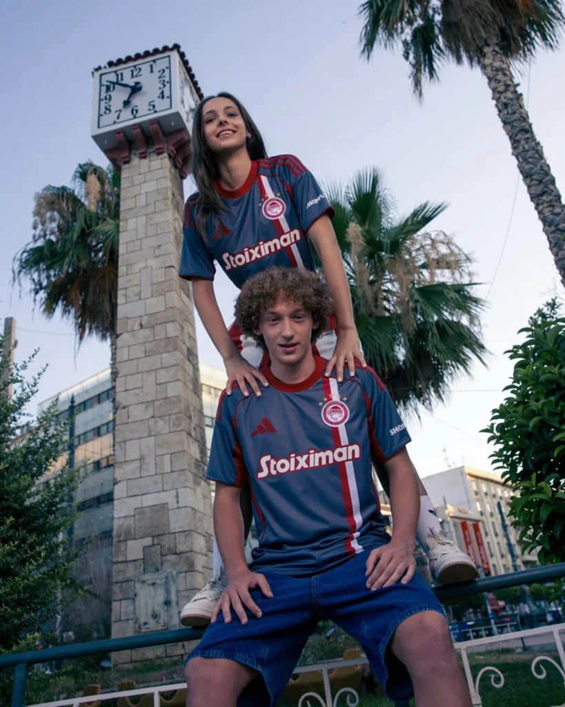 Camisetas del Olympiacos 2025-2026: elegantes diseños en blanco, gris y rojo