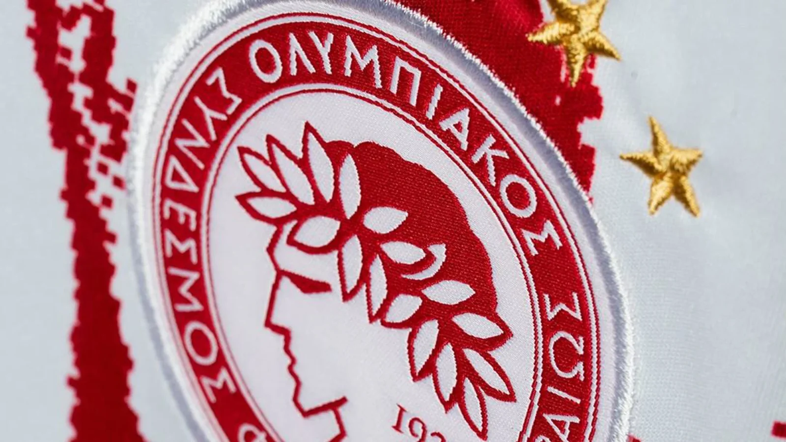 Camisetas del Olympiacos 2025-2026: elegantes diseños en blanco, gris y rojo