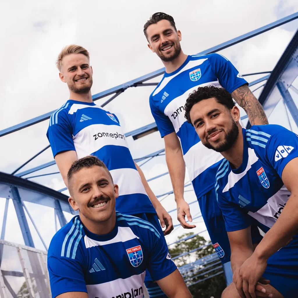 PEC Zwolle presenta su camiseta 2025-2026 con todos los colores del escudo