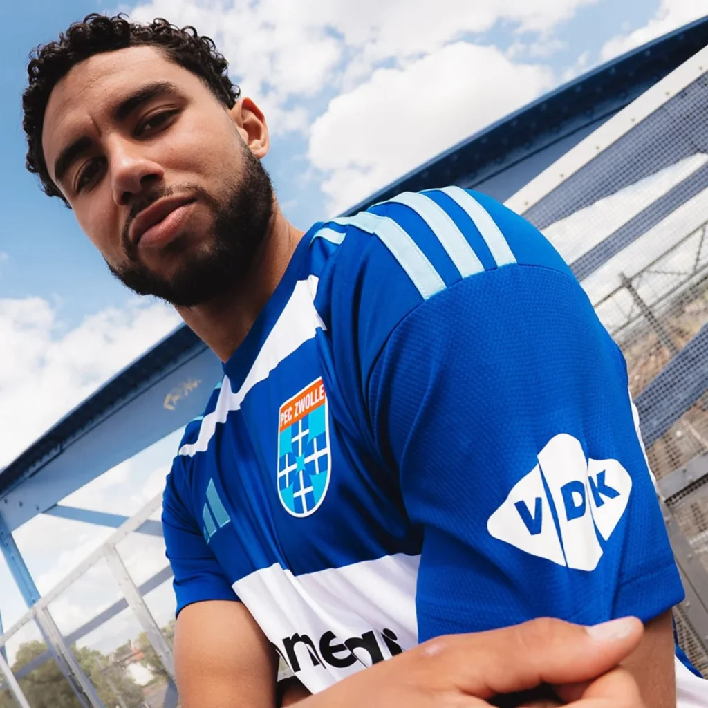 PEC Zwolle presenta su camiseta 2025-2026 con todos los colores del escudo