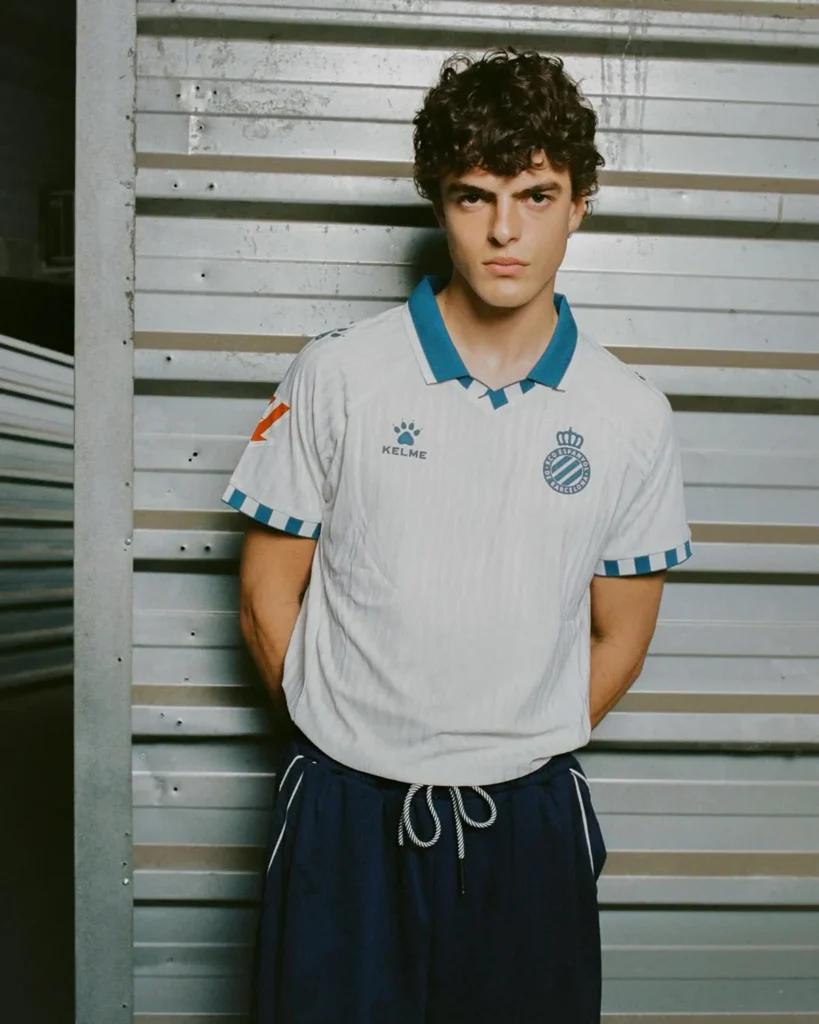 Las camisetas del RCD Espanyol 2025-2026 se inspiran en los años ochenta