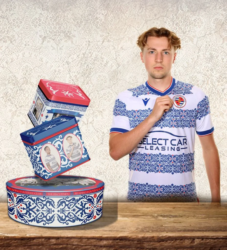 Reading FC 2025-2026: camisetas de Macron con latas de galletas y el Ayuntamiento como inspiración