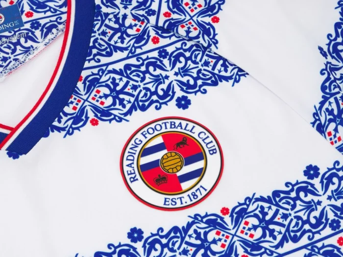 Reading FC 2025-2026: camisetas de Macron con latas de galletas y el Ayuntamiento como inspiración