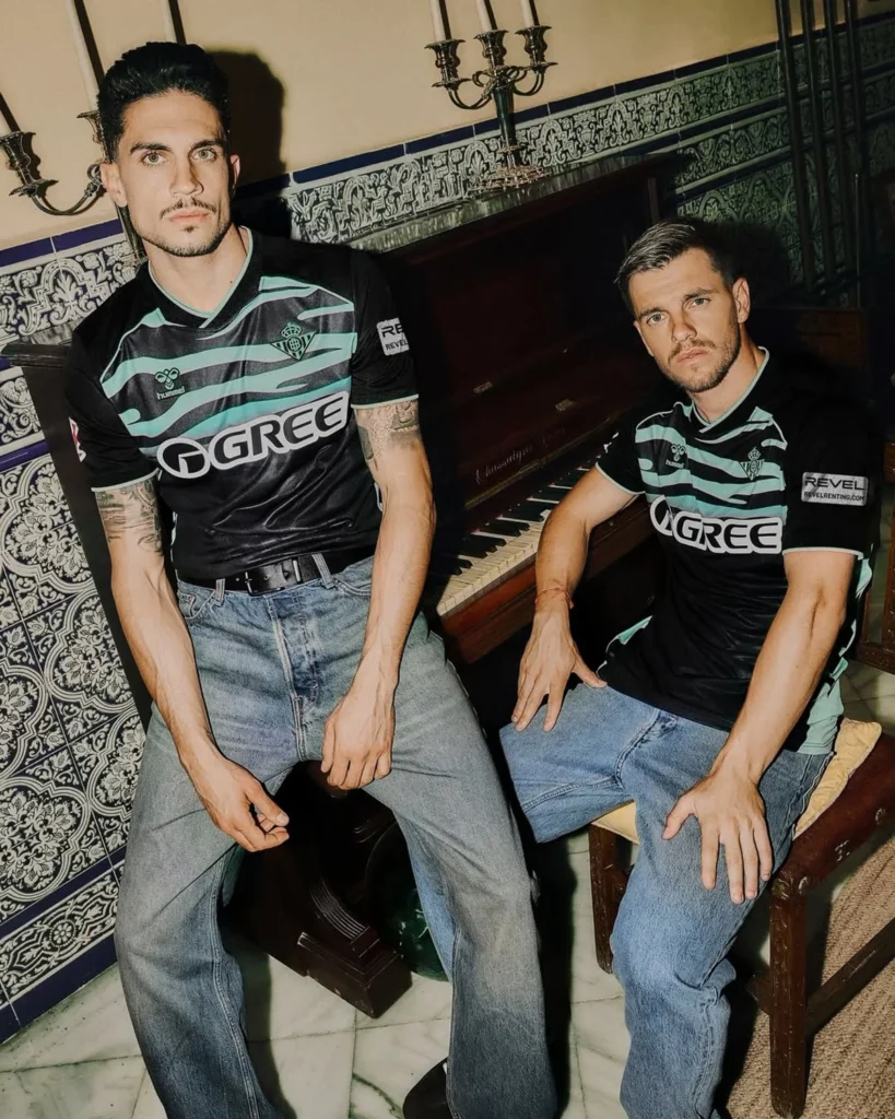 El Real Betis vuelve al verdiblanco puro en sus camisetas 2025-2026